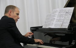 Spielte sich stoisch durch Boulez' vertrackte Partituren: Pianist Michael Wendeberg in den Wandel-Hallen.