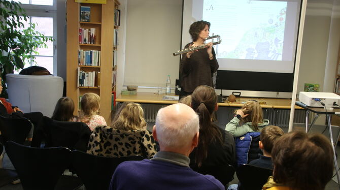 Dettingen Jubiläum Vorlesestunde Britta Roscher begeisterte bei der Jubiläumsvorlesestunde aktuelle und ehemalige Vorleser, Mamas und selbstverständlich auch Ki