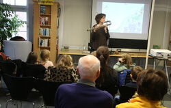 Britta Roscher begeisterte bei der Jubiläumsvorlesestunde aktuelle und ehemalige Vorleser, Mamas und selbstverständlich auch  Ki