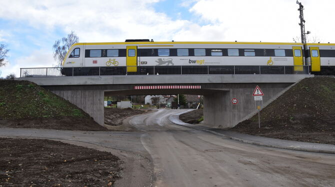 Bahnbrücke Ernwiesen Wieder freie Fahrt zwischen Belsen und dem Gewerbegebiet unter der neu gebauten Bahnbrücke.