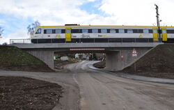 Wieder freie Fahrt zwischen Belsen und dem Gewerbegebiet unter der neu gebauten Bahnbrücke.
