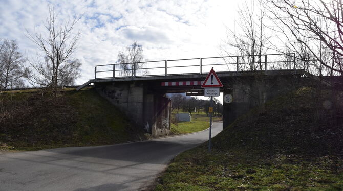 Bahnbrücke Ernwiesen Die alte Bahnbrücke (Archivfoto von 2023) wurde im Juli 2025 gegen einen Neubau ausgetauscht.