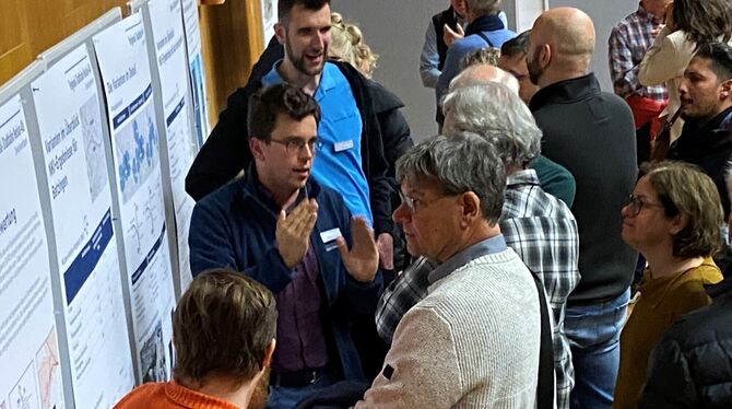 Die Experten des Zweckverbands Regional-Stadtbahn informierten in der Kemmlerhalle ausgiebig über die Betzinger Trassenvarianten