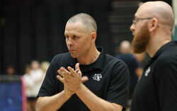 Will mit seinem Team den vierten Heimsieg in Folge einfahren: Tigers-Coach Henrik Sonko. Rechts: Co-Trainer Troy Culley.