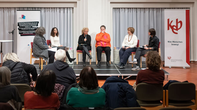 Podiumsgespräch mit vier Politikerinnen im Reutlinger Spitalhofsaal zum Nordischen Modell: Jessica Tatti (BSW, 2. von links), Be