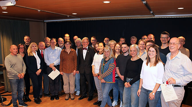 26 Blutspenderinnen und -spender von insgesamt 56 Geehrten waren gekommen und erhielten von Oberbürgermeister Thomas Keck und Th