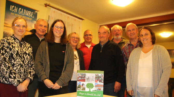 Hengen Dorfchronik Band 2 Die Mitglieder des Arbeitskreises sind stolz auf den zweiten Band der Dorfchronik: Das Probeexemplar ist korrigiert, nun geht da