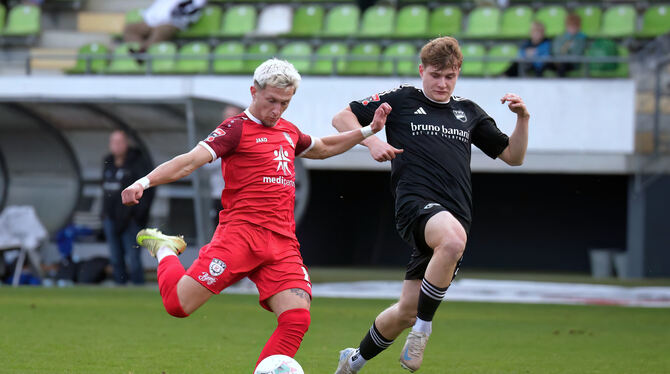 Baden-Wuerttemberg, Fussball, Maenner, OL, Oberliga, Saison 2025/26, wfv Noah Maurer (links) erzielt gegen den TSV Essingen den Treffer zum 3:0-Endstand.