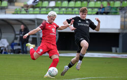Noah Maurer (links) erzielt gegen den TSV Essingen den Treffer zum 3:0-Endstand.