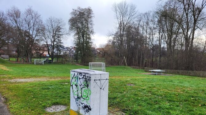 Ein schnöder Verteilerkasten, zahlreiche Schachtdeckel: Das Regenüberlaufbecken am Immenhausener Spielplatz wirkt unscheinbar, h