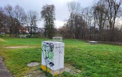 Ein schnöder Verteilerkasten, zahlreiche Schachtdeckel: Das Regenüberlaufbecken am Immenhausener Spielplatz wirkt unscheinbar, h