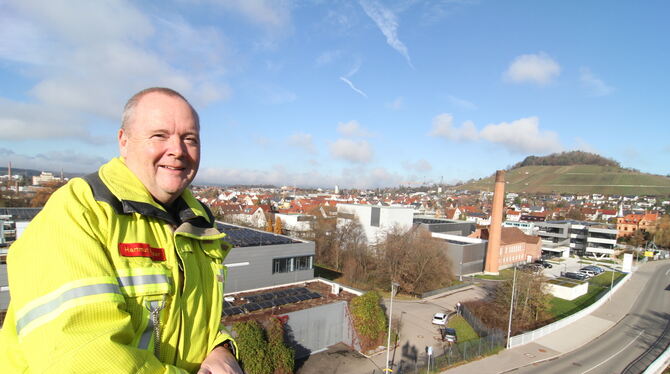 Über den Dächern Metzingen: Feuerwehrkommandant Hartmut Holder im Drehleiterkorb.