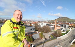 Über den Dächern Metzingen: Feuerwehrkommandant Hartmut Holder im Drehleiterkorb.