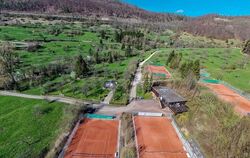 Der Kindergarten Waldwichtel könnte rechts hinter den Tennisplätzen des TV Eningens einen Platz bekommen. Der genaue Standort is
