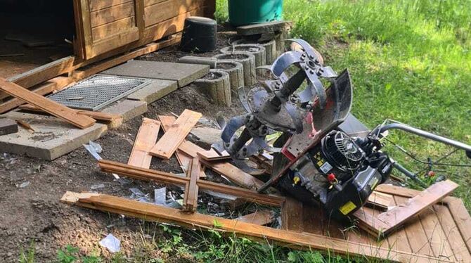 Immer wieder kommt es an der Achalm zu Vermüllungen und Vandalismus: Am Gartenhaus von Familie Bach wurde die Tür aus den Angeln