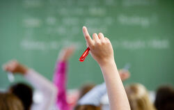 Ein Kind meldet sich während des Unterrichts zu Wort.