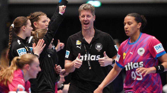 Frauen-Bundestrainer Markus Gaugisch (Mitte) bestreitet mit seiner Mannschaft in Stuttgart das Auftaktspiel am Mittwoch (18 Uhr)