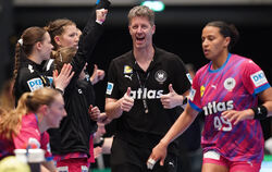 Frauen-Bundestrainer Markus Gaugisch (Mitte) bestreitet mit seiner Mannschaft in Stuttgart das Auftaktspiel am Mittwoch (18 Uhr)