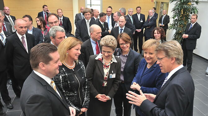 Hoher Besuch bei der Manz Automation AG im Jahr 2010 (vorne von links): Ministerpräsident Stefan Mappus, Ulrike Manz, Reutlingen