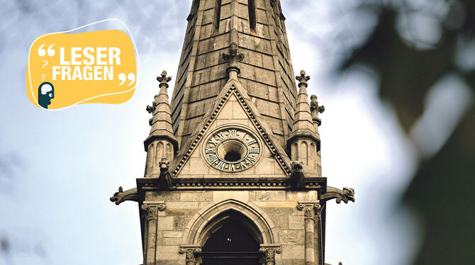 Zifferblätter, Uhrwerk und Glockengeläut sind geblieben und funktionieren auch weiterhin. Doch die vergoldeten Zeiger fehlen. No