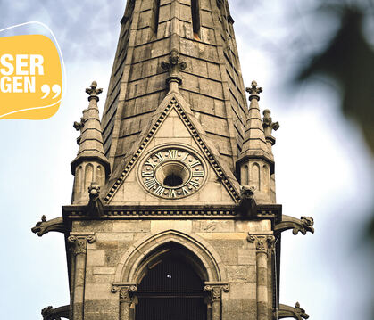 Zifferblätter, Uhrwerk und Glockengeläut sind geblieben und funktionieren auch weiterhin. Doch die vergoldeten Zeiger fehlen. No