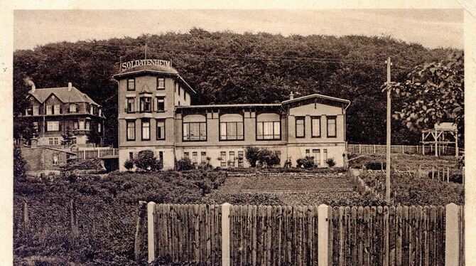 Eine Postkarte, die das ehemalige Soldatenheim zeigt.  FOTO: SAMMLUNG LENK