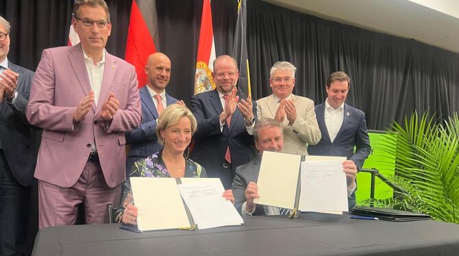 Nicole Hoffmeister-Kraut mit der unterzeichneten Kooperationserklärung mit dem Staat Florida. FOTO: DRENOVAK