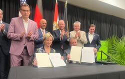 Nicole Hoffmeister-Kraut mit der unterzeichneten Kooperationserklärung mit dem Staat Florida. FOTO: DRENOVAK