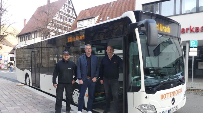 André Kuder von WK Bau aus Hülben, Heiko Kempelmann vom Tiefbauamt Bad Urach und der Busfahrer Mladen Martic zeigen den neuen hö