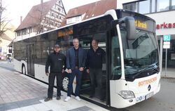 André Kuder von WK Bau aus Hülben, Heiko Kempelmann vom Tiefbauamt Bad Urach und der Busfahrer Mladen Martic zeigen den neuen hö