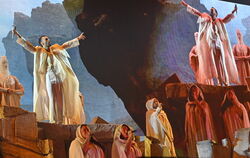 Pop-Oper mit Anklängen einer griechischen Tragödie: Italiens Superstar Marco Mengoni setzt sich ins Szene.