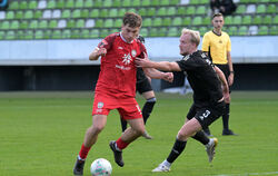Johannes Wally (links) erzielt sein erstes Oberliga-Tor für den SSV Reutlingen.