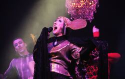 Evi Niessner gibt stimmgewaltig die verrucht-mondäne Club-Matrone, hinten staunt  Santeri Koivisto.