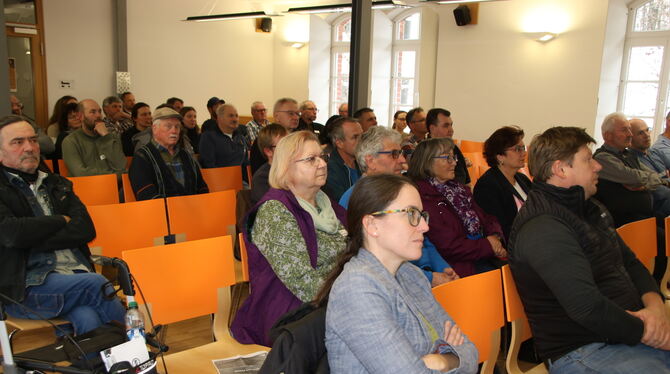 Münsingen Schlactstätten regionale Fleischvermarktung Rund 40 Frauen und Männer informierten sich über Möglichkeiten, regionale Schlachstätten zu erhalten und damit auch die Wertschö