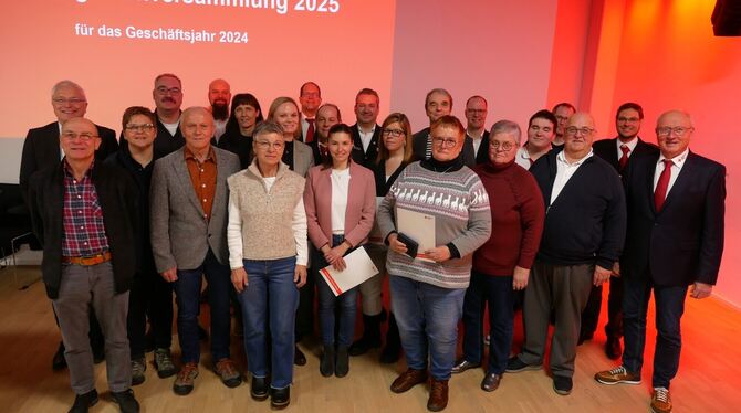 DRK Kreisversammlung Zahlreiche Aktive des DRK wurden bei der Delegiertenversammlung in Pfullingen für ihren langjährigen Einsatz geehrt.