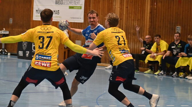 Kein Durchkommen für Tim Hafner. Links: