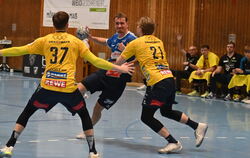 Kein Durchkommen für Tim Hafner. Links: