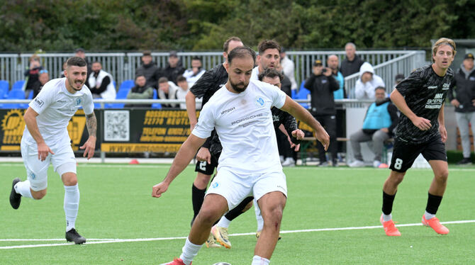 Fussball, Maenner, Saison 2025/26, VL, Verbandsliga, Wuerttemberg, wfv Der sonst sichere Strafstoßschütze Adil Iggoute scheitert.