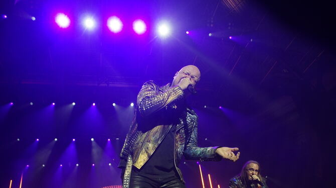 Helloween mit den Sängern Michael Kiske (vorn) und Andi Deris in der Schleyerhalle.