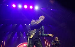 Helloween mit den Sängern Michael Kiske (vorn) und Andi Deris in der Schleyerhalle.