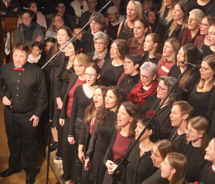 Der Chor tiqua füllte die Walddorfer Kirche: Am Samstag und am Sonntag kamen jeweils über 700 Besucher.