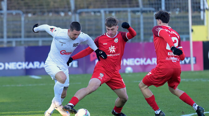 Baden-Wuerttemberg, Fussball, Maenner, OL, Oberliga, Saison 2025/26, wfv SSV-Torschütze Johannes Wally (Mitte) im Zweikampf mit dem Villinger Fabio Pfeifhofer. Rechts: Lino Kuhn.