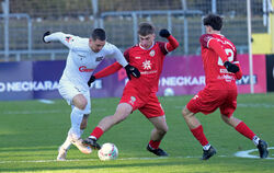 SSV-Torschütze Johannes Wally (Mitte) im Zweikampf mit dem Villinger Fabio Pfeifhofer. Rechts: Lino Kuhn.