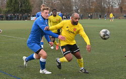 Einen Schritt schneller. Tübingens Dennis Hagan (rechts) im Zweikampf mit Gomaringens Dominik Schowalter (links)