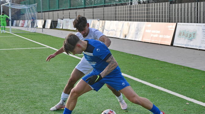 Zweikampf zwischen Nico Molnar (vorne, TuS Metzingen) und dem Young-Boys-Spieler Mustafa Sayedi.