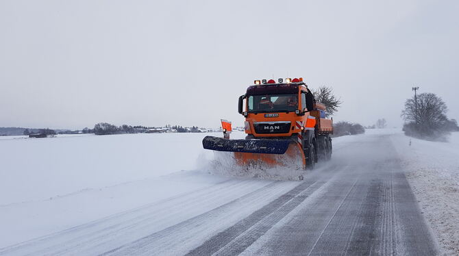 Rund 70 Mitarbeitende der Straßenmeistereien sind im Landkreis Sigmaringen für den Winterdienst auf 885 Straßenkilometern vorber