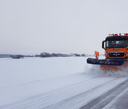 Rund 70 Mitarbeitende der Straßenmeistereien sind im Landkreis Sigmaringen für den Winterdienst auf 885 Straßenkilometern vorber