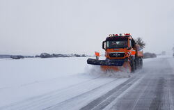 Rund 70 Mitarbeitende der Straßenmeistereien sind im Landkreis Sigmaringen für den Winterdienst auf 885 Straßenkilometern vorber