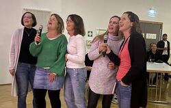 Viel Spaß haben die Wannweiler Frauen beim Singen. Das ist, was für sie zählt.  FOTO: RUOF