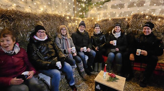 Die Mitglieder der Nehrener Laufgruppe machten es sich auf Strohballen gemütlich. FOTO: JOCHEN